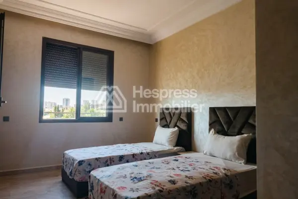 Luxury residence with swimming pool near the train station