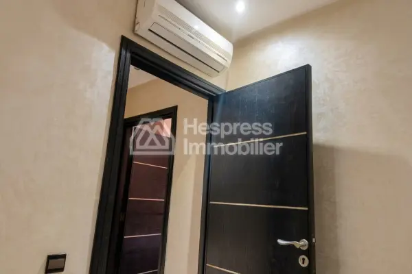 Luxury residence with swimming pool near the train station
