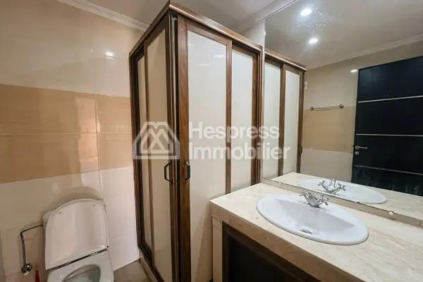 Luxury residence with swimming pool near the train station