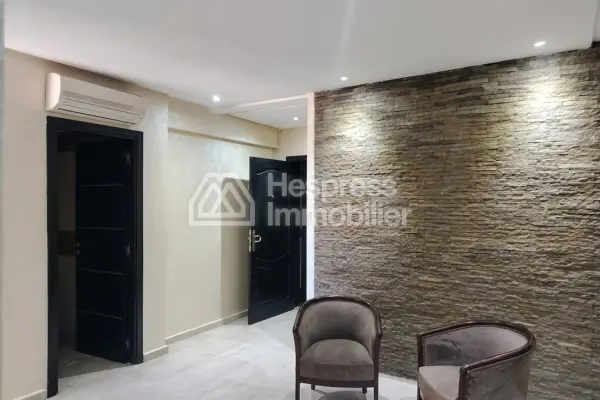 Luxury residence with swimming pool near the train station