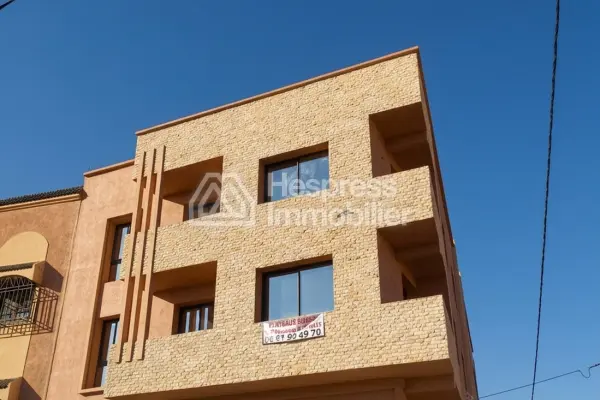 مكاتب للبيع في Route de Safi . مساحة 70 متر مربع. باب مدرع وسكن آمن.