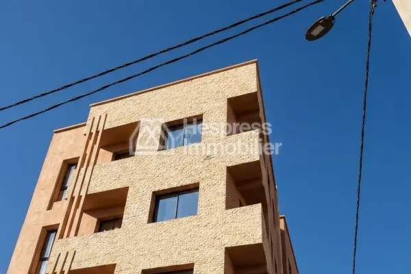 مكاتب للبيع في Route de Safi . مساحة 70 متر مربع. باب مدرع وسكن آمن.