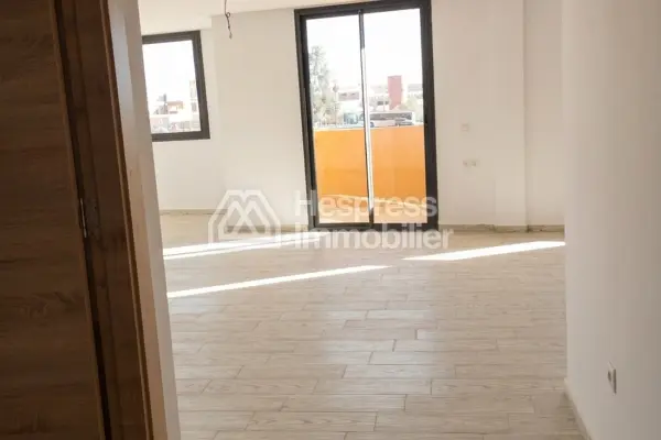 مكاتب للبيع في Route de Safi . مساحة 70 متر مربع. باب مدرع وسكن آمن.