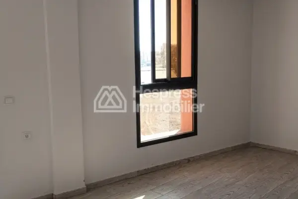 مكاتب للبيع في Route de Safi . مساحة 70 متر مربع. باب مدرع وسكن آمن.