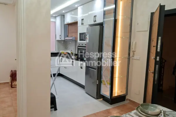 شقة للإيجار في Route de Safi . خمس غرف كبيرة. مفروشة.
