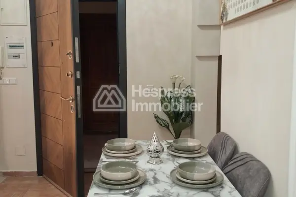 شقة للإيجار في Route de Safi . خمس غرف كبيرة. مفروشة.