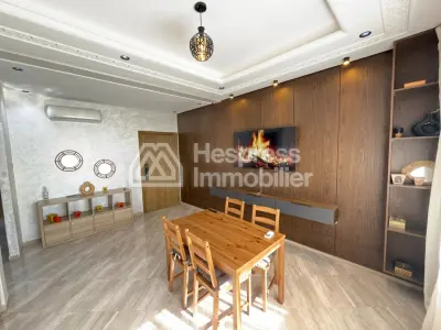 Vend appartement à Route de Safi. 2 chambres agréables. Porte blindée, antenne parabolique