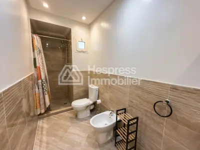Vend appartement à Route de Safi. 2 chambres agréables. Porte blindée, antenne parabolique