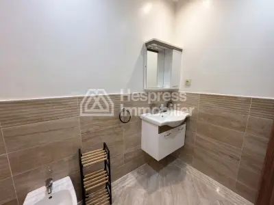 Vend appartement à Route de Safi. 2 chambres agréables. Porte blindée, antenne parabolique