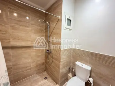 Vend appartement à Route de Safi. 2 chambres agréables. Porte blindée, antenne parabolique