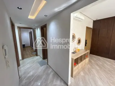 Vend appartement à Route de Safi. 2 chambres agréables. Porte blindée, antenne parabolique