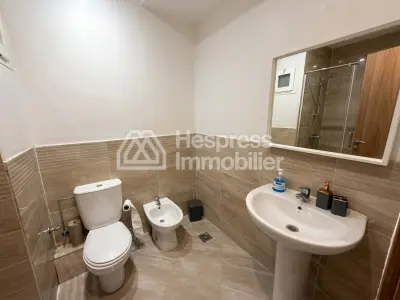 Vend appartement à Route de Safi. 2 chambres agréables. Porte blindée, antenne parabolique