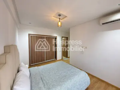 Vend appartement à Route de Safi. 2 chambres agréables. Porte blindée, antenne parabolique