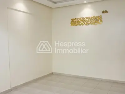 شقة جميلة للبيع في Route de Safi . خمس غرف. سكن مزود بخدمة الاستقبال وتكييف مركزي.