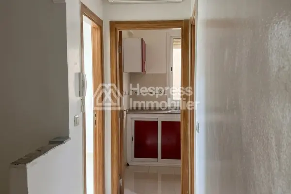 شقة جميلة للبيع في Route de Safi . خمس غرف. سكن مزود بخدمة الاستقبال وتكييف مركزي.
