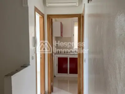 شقة جميلة للبيع في Route de Safi . خمس غرف. سكن مزود بخدمة الاستقبال وتكييف مركزي.