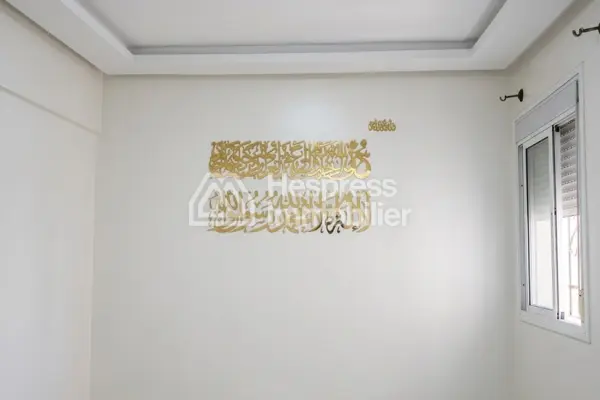 شقة جميلة للبيع في Route de Safi . خمس غرف. سكن مزود بخدمة الاستقبال وتكييف مركزي.
