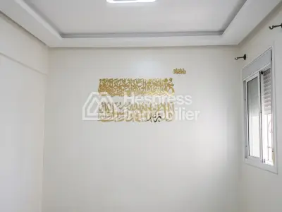 شقة جميلة للبيع في Route de Safi . خمس غرف. سكن مزود بخدمة الاستقبال وتكييف مركزي.