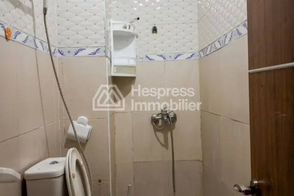 شقة جميلة للبيع في Route de Safi . خمس غرف. سكن مزود بخدمة الاستقبال وتكييف مركزي.