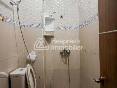 شقة جميلة للبيع في Route de Safi . خمس غرف. سكن مزود بخدمة الاستقبال وتكييف مركزي.