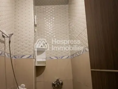 شقة جميلة للبيع في Route de Safi . خمس غرف. سكن مزود بخدمة الاستقبال وتكييف مركزي.