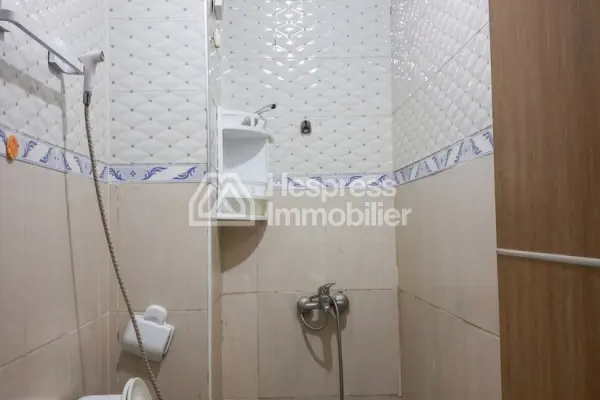 شقة جميلة للبيع في Route de Safi . خمس غرف. سكن مزود بخدمة الاستقبال وتكييف مركزي.
