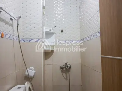 شقة جميلة للبيع في Route de Safi . خمس غرف. سكن مزود بخدمة الاستقبال وتكييف مركزي.