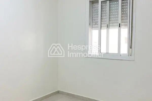 شقة جميلة للبيع في Route de Safi . خمس غرف. سكن مزود بخدمة الاستقبال وتكييف مركزي.