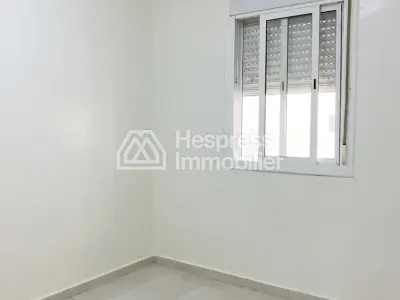 شقة جميلة للبيع في Route de Safi . خمس غرف. سكن مزود بخدمة الاستقبال وتكييف مركزي.