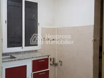 شقة جميلة للبيع في Route de Safi . خمس غرف. سكن مزود بخدمة الاستقبال وتكييف مركزي.
