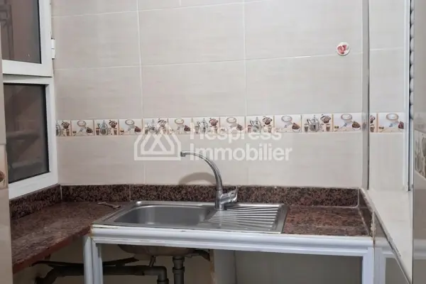 شقة جميلة للبيع في Route de Safi . خمس غرف. سكن مزود بخدمة الاستقبال وتكييف مركزي.