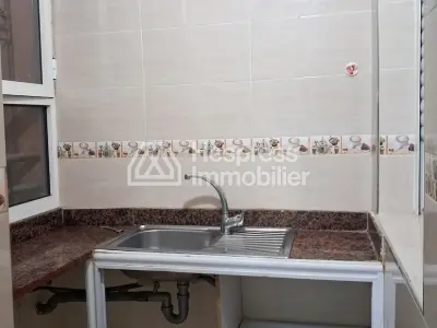 شقة جميلة للبيع في Route de Safi . خمس غرف. سكن مزود بخدمة الاستقبال وتكييف مركزي.