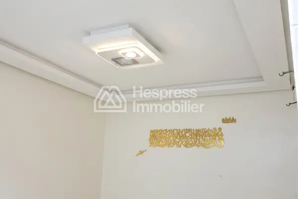 شقة جميلة للبيع في Route de Safi . خمس غرف. سكن مزود بخدمة الاستقبال وتكييف مركزي.