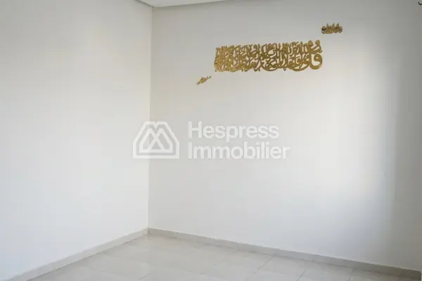 شقة جميلة للبيع في Route de Safi . خمس غرف. سكن مزود بخدمة الاستقبال وتكييف مركزي.
