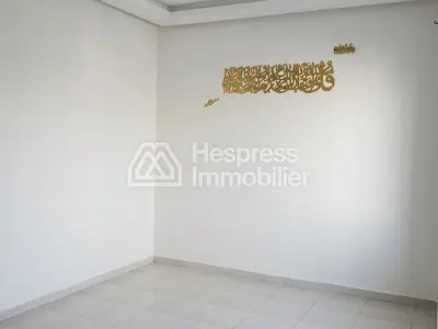 شقة جميلة للبيع في Route de Safi . خمس غرف. سكن مزود بخدمة الاستقبال وتكييف مركزي.
