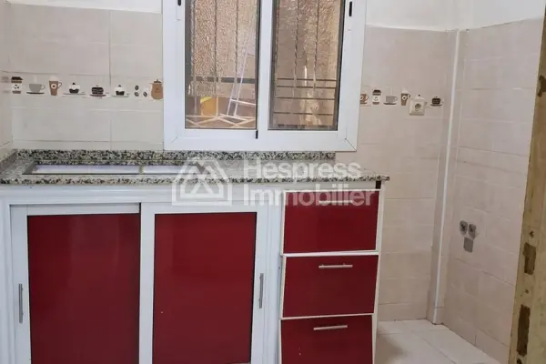 شقة جميلة للبيع في Route de Safi . خمس غرف. سكن مزود بخدمة الاستقبال وتكييف مركزي.