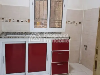 شقة جميلة للبيع في Route de Safi . خمس غرف. سكن مزود بخدمة الاستقبال وتكييف مركزي.