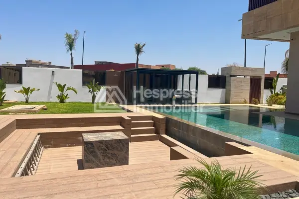 فيلا حديثة ثلاثية الجوانب للبيع، مفروشة، في زهور تارغا، مساحتها 660 متر مربع، بدون جيران مطلين.