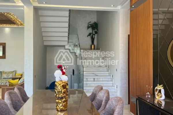 فيلا حديثة ثلاثية الجوانب للبيع، مفروشة، في زهور تارغا، مساحتها 660 متر مربع، بدون جيران مطلين.