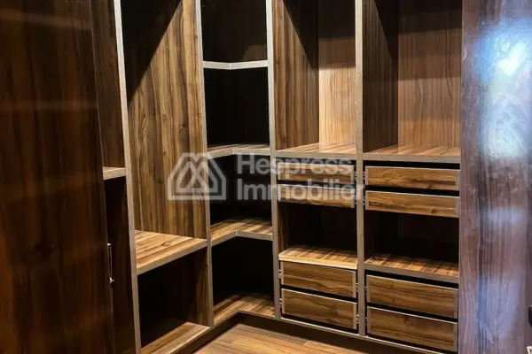 فيلا حديثة ثلاثية الجوانب للبيع، مفروشة، في زهور تارغا، مساحتها 660 متر مربع، بدون جيران مطلين.