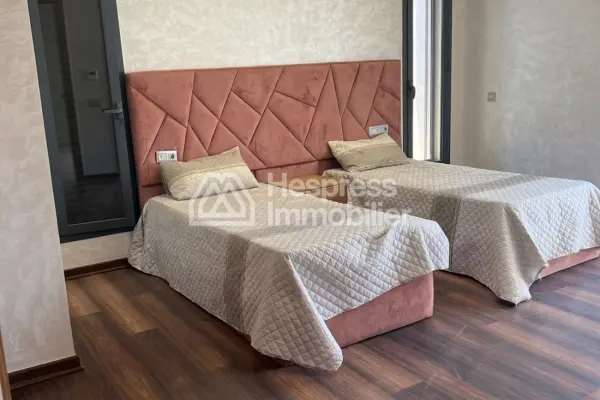 فيلا حديثة ثلاثية الجوانب للبيع، مفروشة، في زهور تارغا، مساحتها 660 متر مربع، بدون جيران مطلين.
