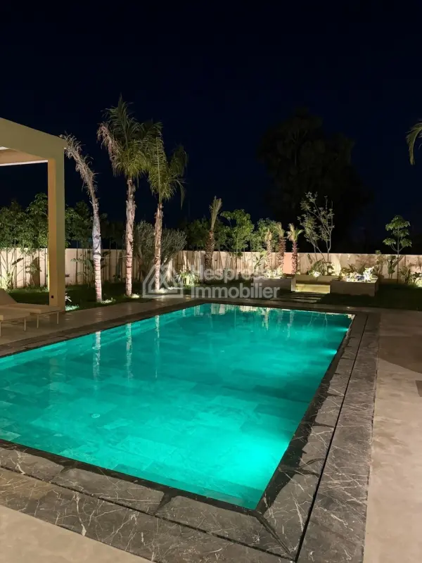 Magnifique villa à vendre à Route de l'Ourika. 6 grandes pièces. Bien meublé