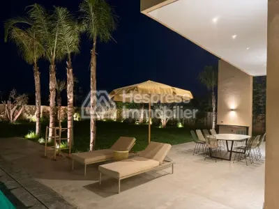 Magnifique villa à vendre à Route de l'Ourika. 6 grandes pièces. Bien meublé
