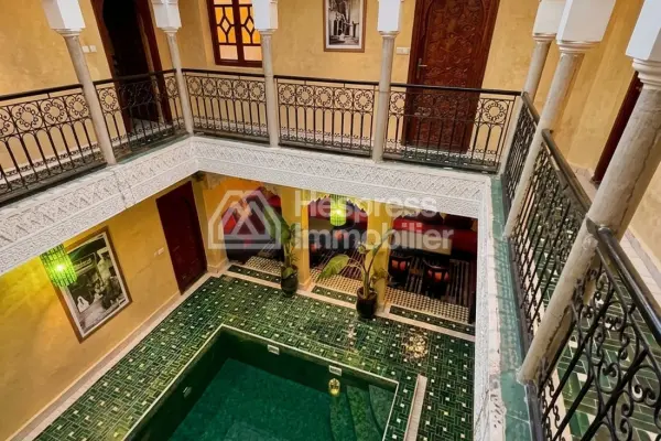 رياض جميل للبيع في كناريا. مساحته الإجمالية 170 مترًا مربعًا. إطلالات جبلية، تدفئة مركزية
