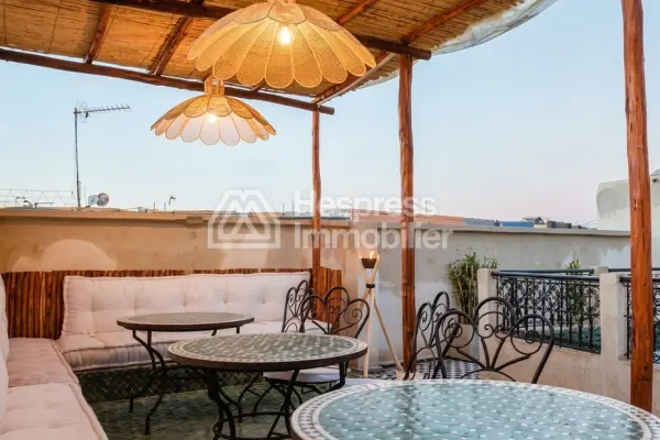 رياض جميل للبيع في كناريا. مساحته الإجمالية 170 مترًا مربعًا. إطلالات جبلية، تدفئة مركزية