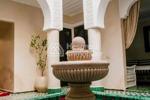رياض جميل للبيع في كناريا. مساحته الإجمالية 170 مترًا مربعًا. إطلالات جبلية، تدفئة مركزية