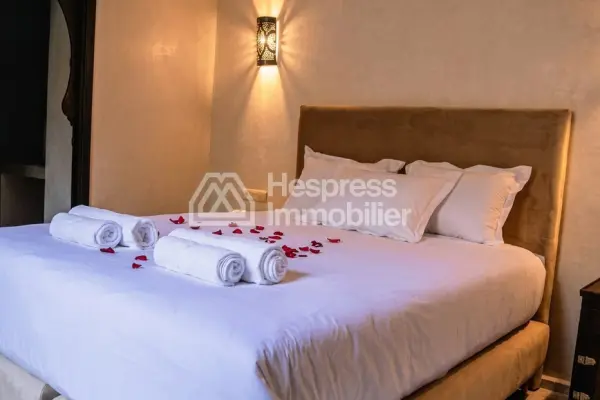 رياض جميل للبيع في كناريا. مساحته الإجمالية 170 مترًا مربعًا. إطلالات جبلية، تدفئة مركزية