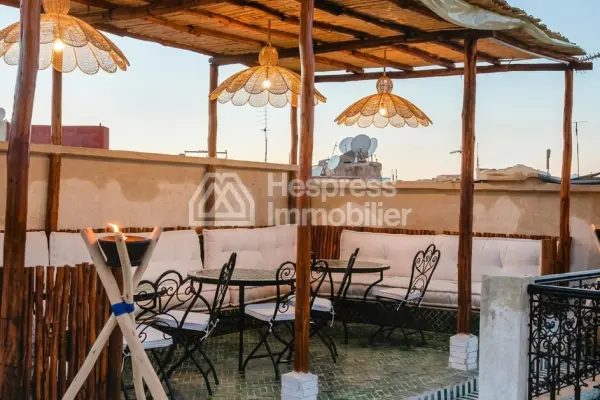 رياض جميل للبيع في كناريا. مساحته الإجمالية 170 مترًا مربعًا. إطلالات جبلية، تدفئة مركزية