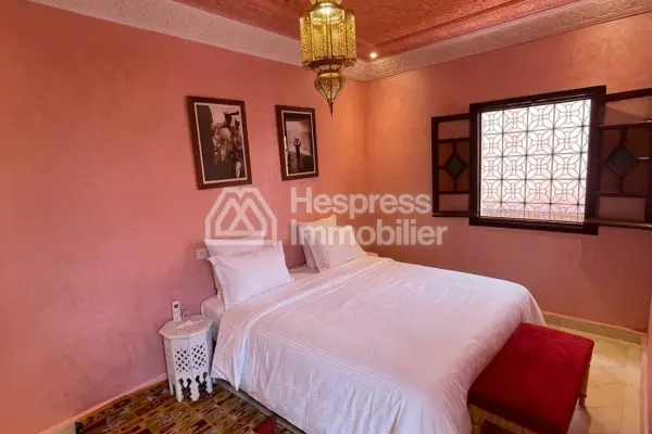 رياض جميل للبيع في كناريا. مساحته الإجمالية 170 مترًا مربعًا. إطلالات جبلية، تدفئة مركزية