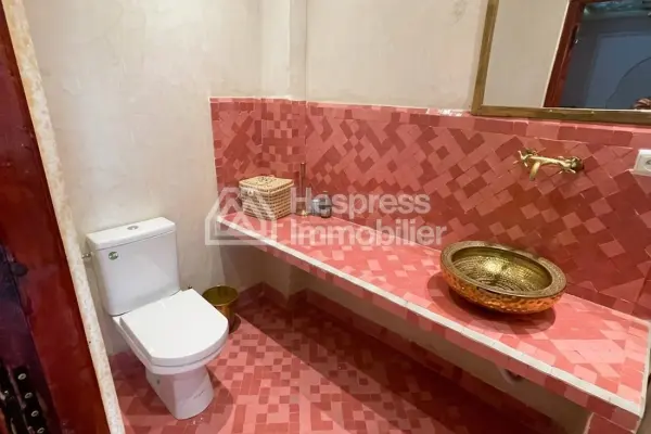 رياض جميل للبيع في كناريا. مساحته الإجمالية 170 مترًا مربعًا. إطلالات جبلية، تدفئة مركزية